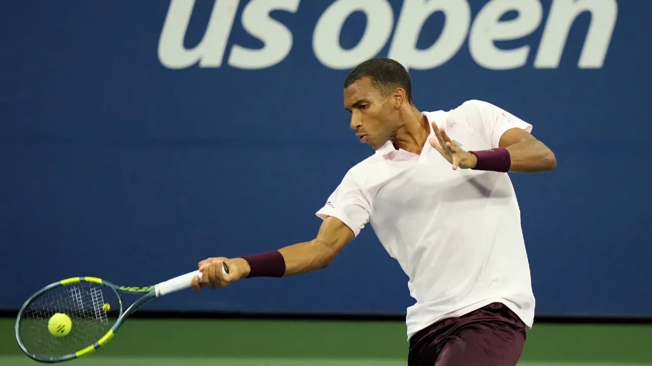Jugador de tenis golpeando la pelota en el US Open