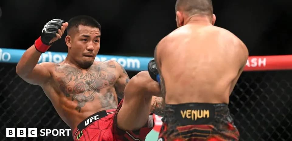 Peleador lanzando una patada en combate de UFC