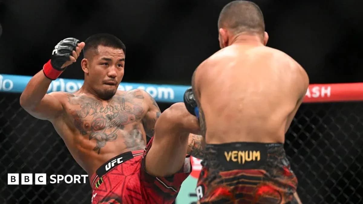 Peleador lanzando una patada en combate de UFC
