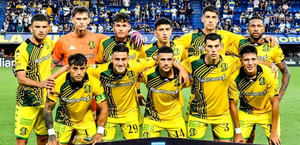 Equipo posando para la foto antes del partido