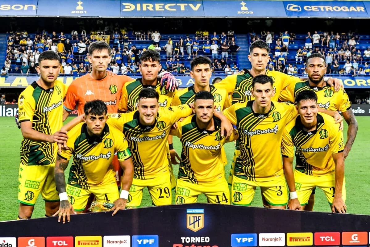 Equipo posando para la foto antes del partido