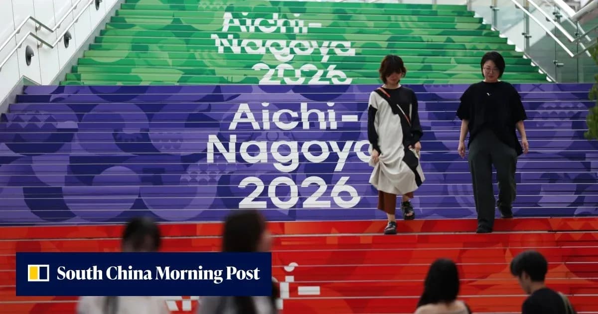 Mujeres bajando escaleras con diseño Aichi-Nagoya 2026