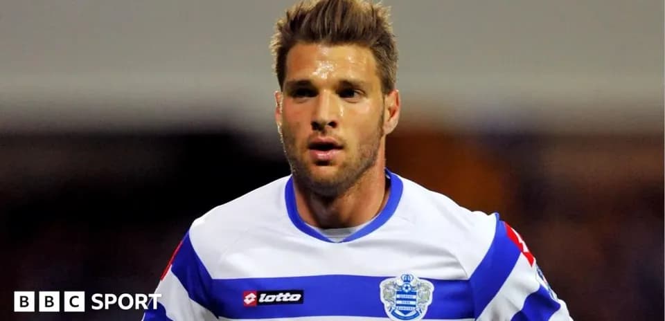 Jugador de fútbol con camiseta de QPR en acción