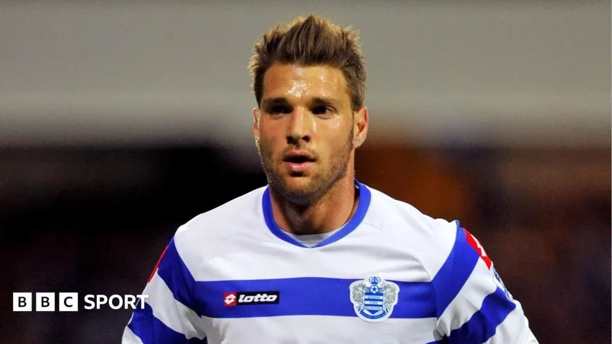 Jugador de fútbol con camiseta de QPR en acción