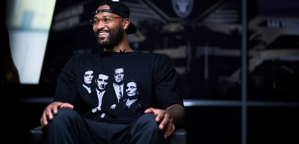 Jugador sentado en silla con camiseta negra