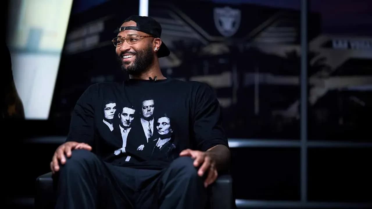 Jugador sentado en silla con camiseta negra