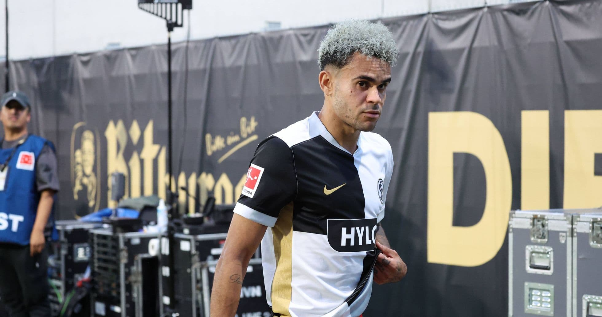Jugador saliendo al campo con camiseta de equipo