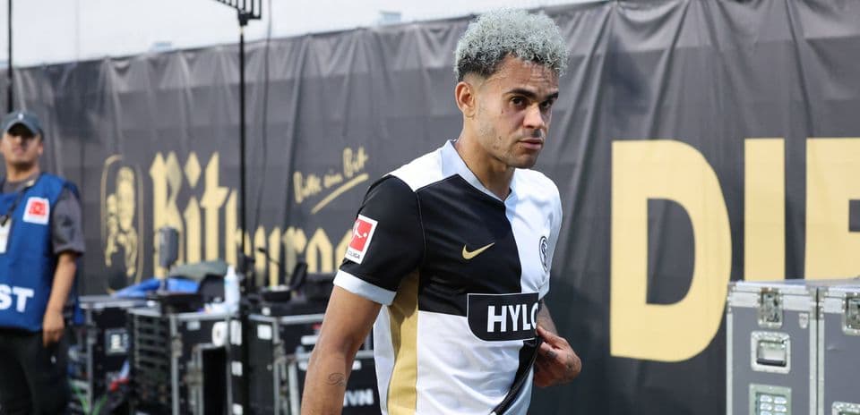 Jugador saliendo al campo con camiseta de equipo
