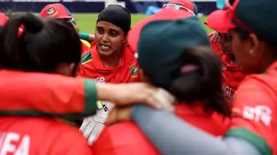 Jugadora de Bangladesh dirigiendo a su equipo en círculo