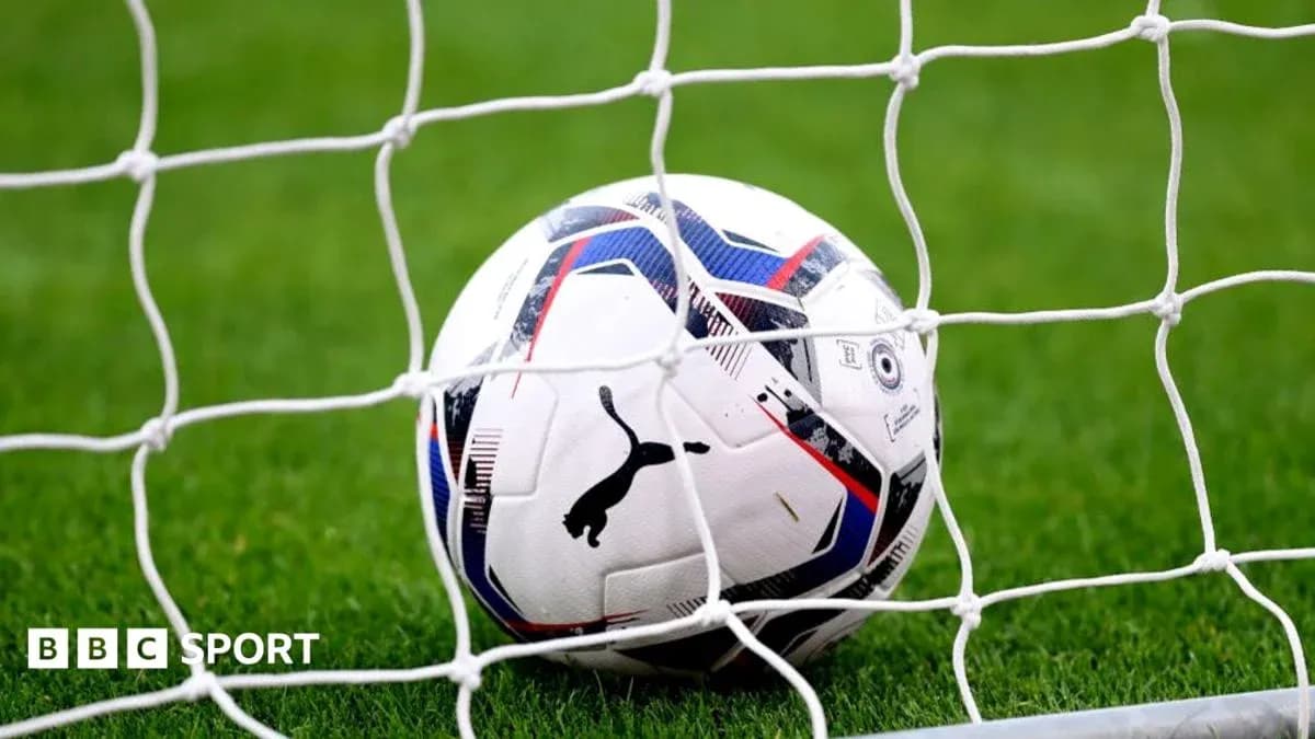 Balón de fútbol en la red de la portería