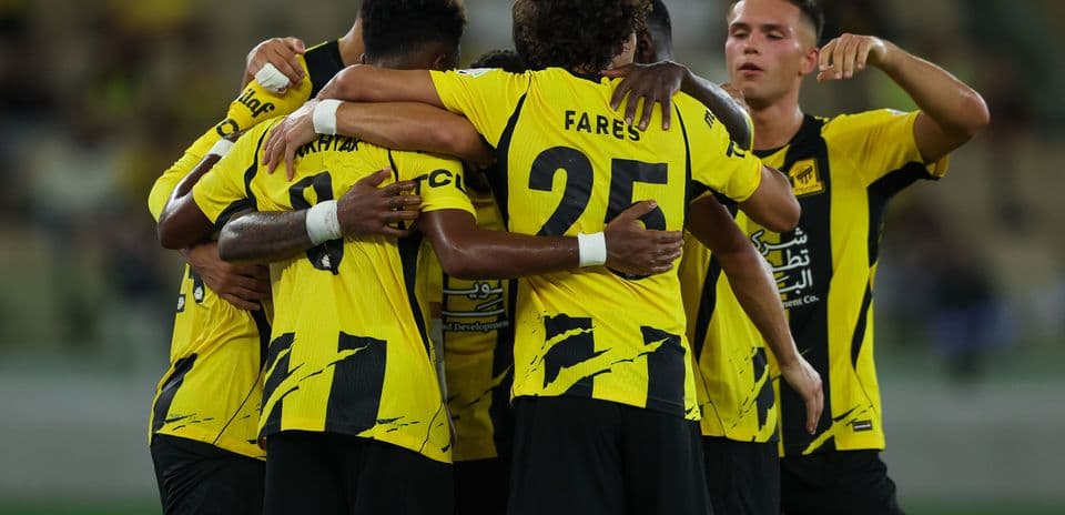 Jugadores de equipo celebrando un gol juntos