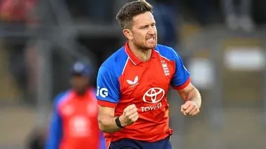 Jugador de cricket inglés celebrando un wicket