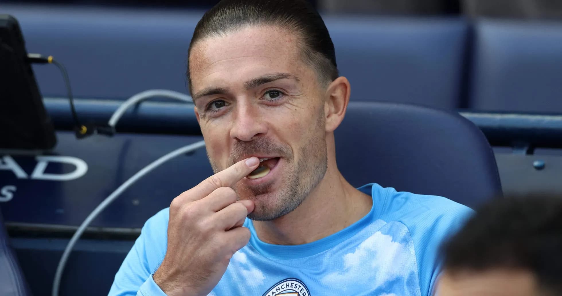 Jugador de Manchester City comiendo en el banquillo