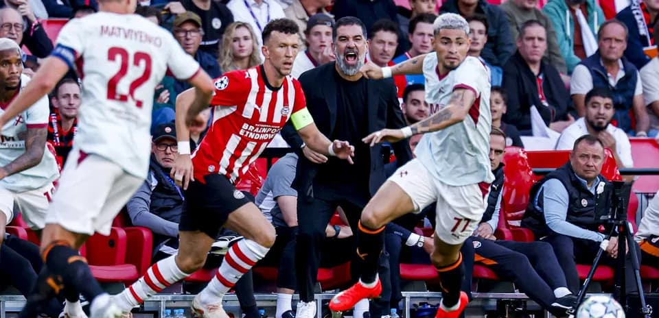 Jugadores compiten por el balón en partido
