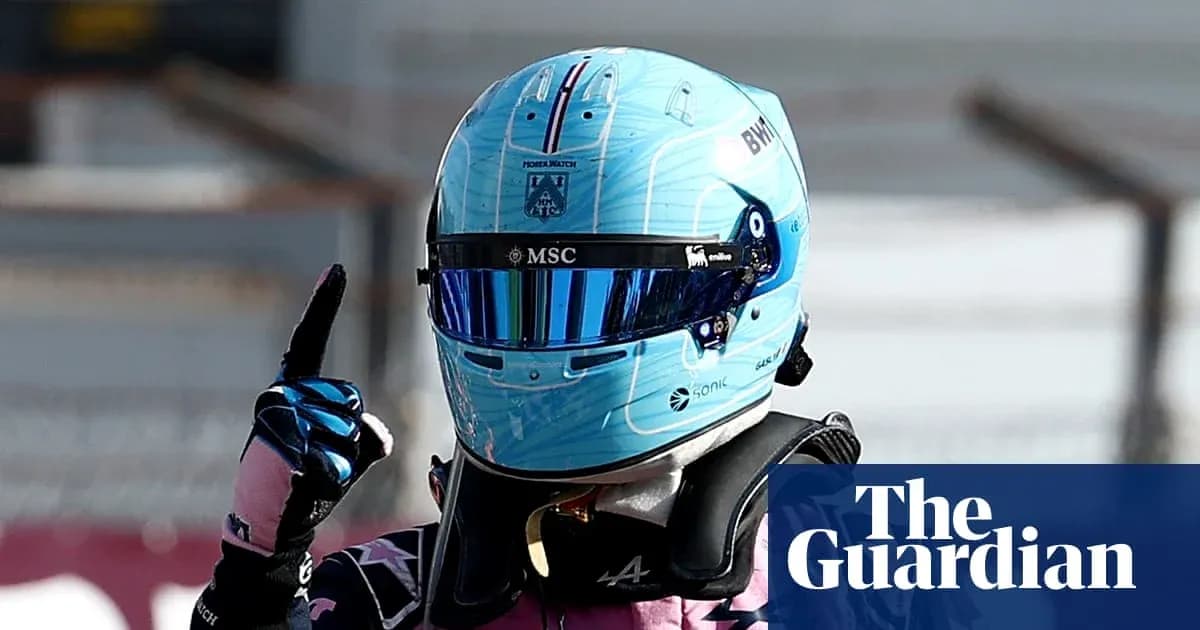 Piloto de Fórmula 1 con casco levantando un dedo