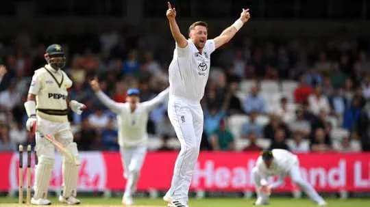 Jugador de cricket celebrando wicket en el campo
