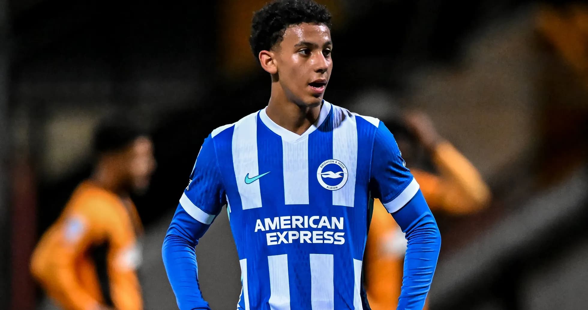 Jugador de Brighton en uniforme durante el partido