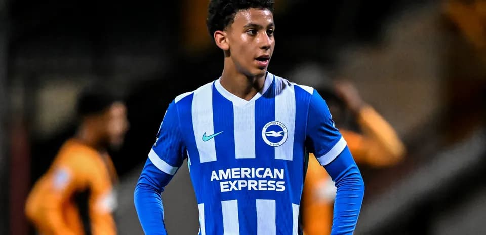 Jugador de Brighton en uniforme durante el partido