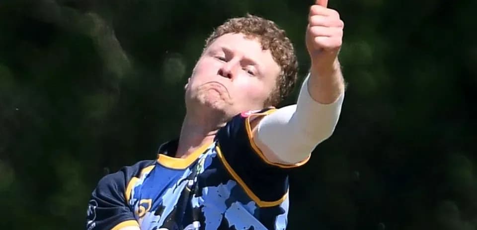 Jugador lanzando en partido de cricket