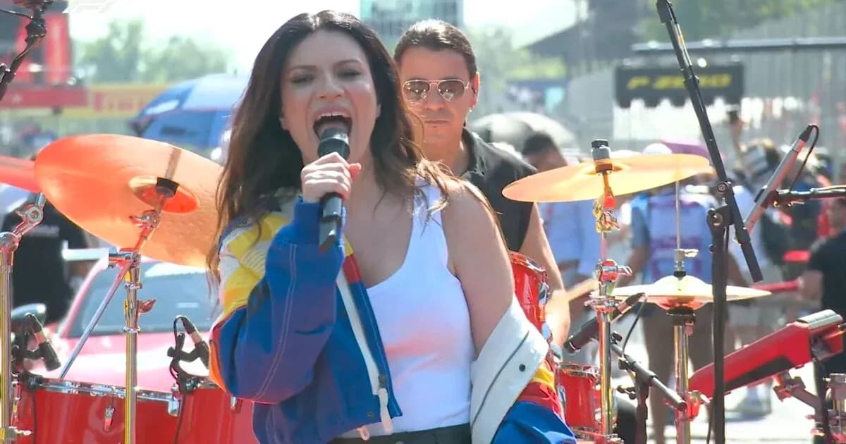 Cantante actuando en un evento musical al aire libre