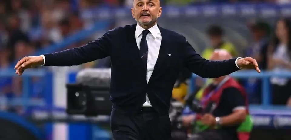 Entrenador dirigiendo al equipo desde la línea de banda