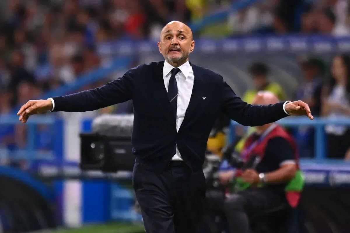 Entrenador dirigiendo al equipo desde la línea de banda