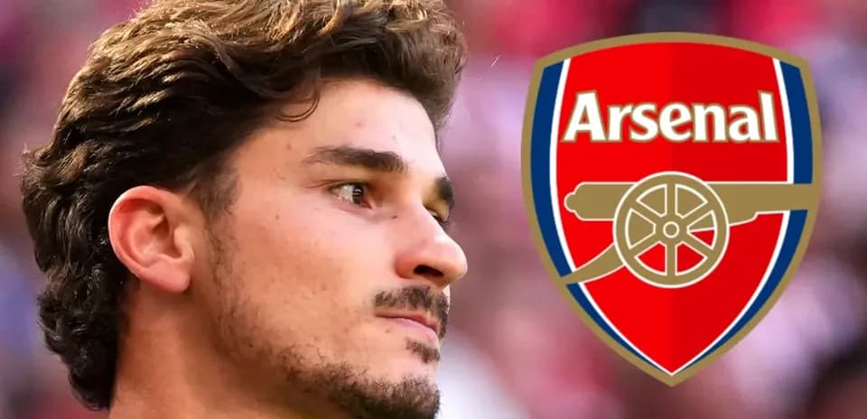 Jugador de Arsenal con logo del club de fondo