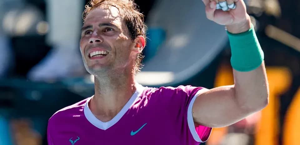 Jugador celebrando victoria en la cancha de tenis