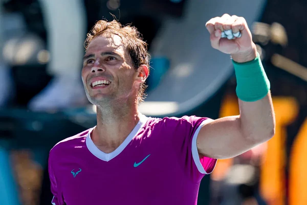 Jugador celebrando victoria en la cancha de tenis