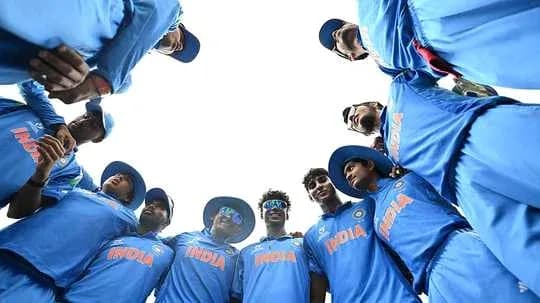 Jugadores de cricket de India formando un círculo