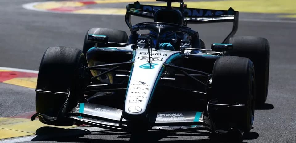 Coche de Fórmula 1 en una curva de pista
