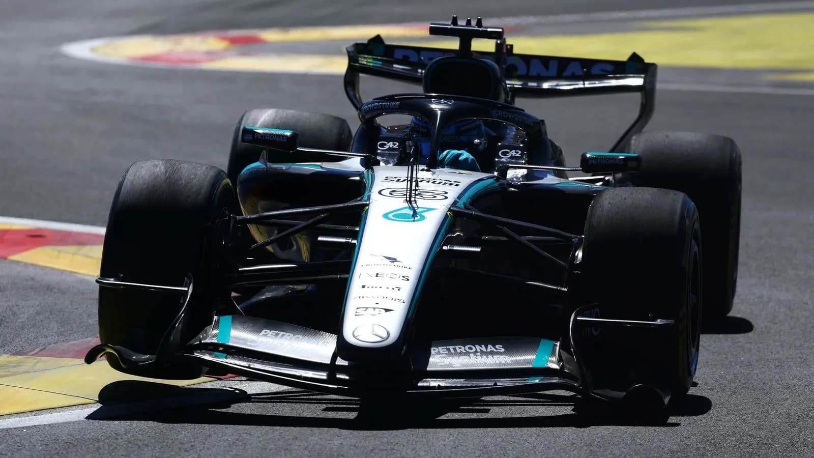 Coche de Fórmula 1 en una curva de pista