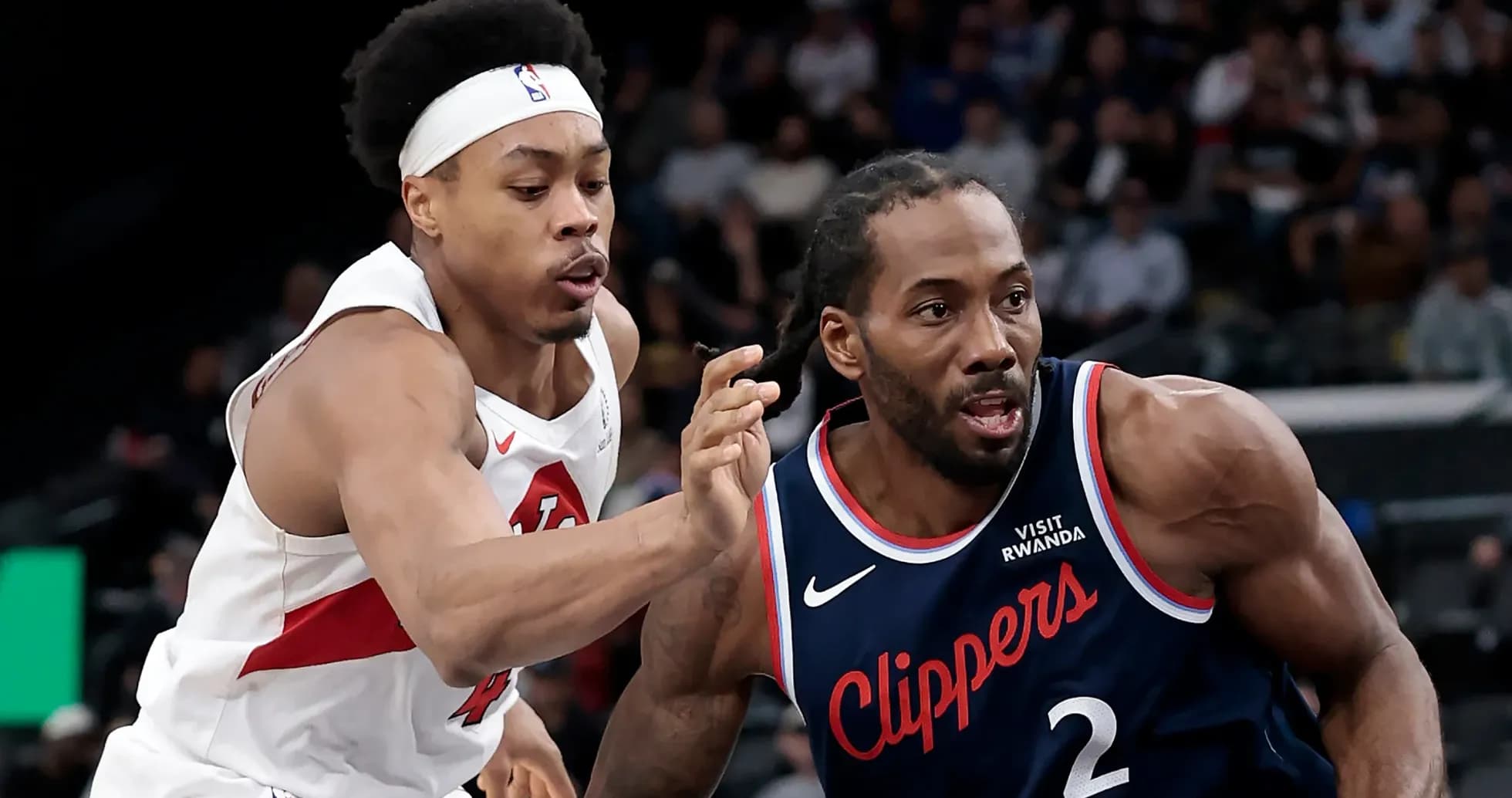Jugador de Clippers driblando mientras es defendido