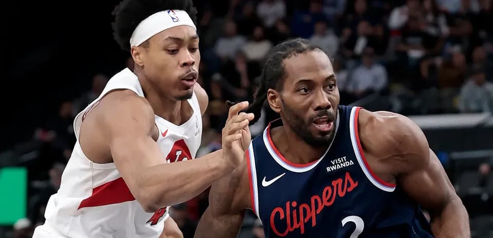 Jugador de Clippers driblando mientras es defendido