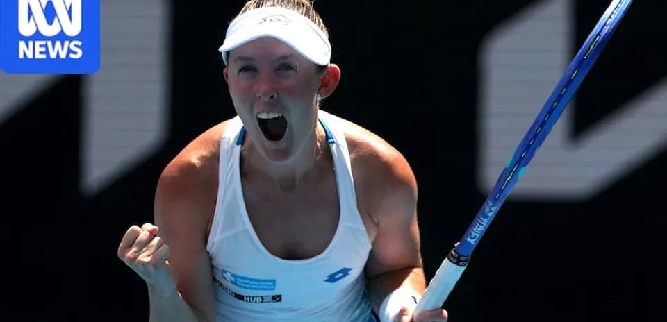 Jugadora de tenis celebrando con raqueta en mano