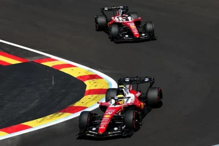 Dos coches de Ferrari tomando una curva en carrera