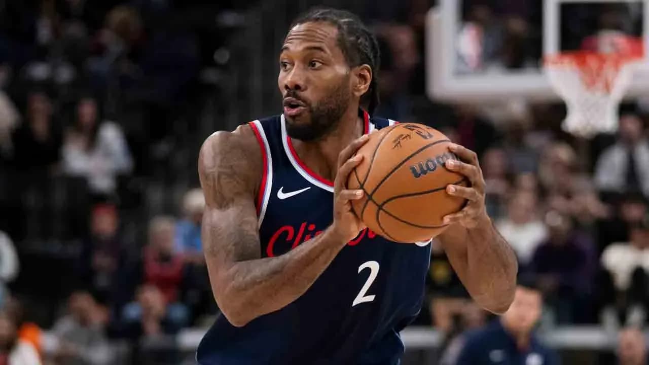 Jugador de baloncesto con balón en la cancha
