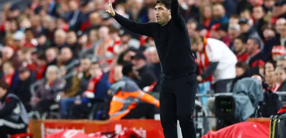 Entrenador dando instrucciones durante un partido