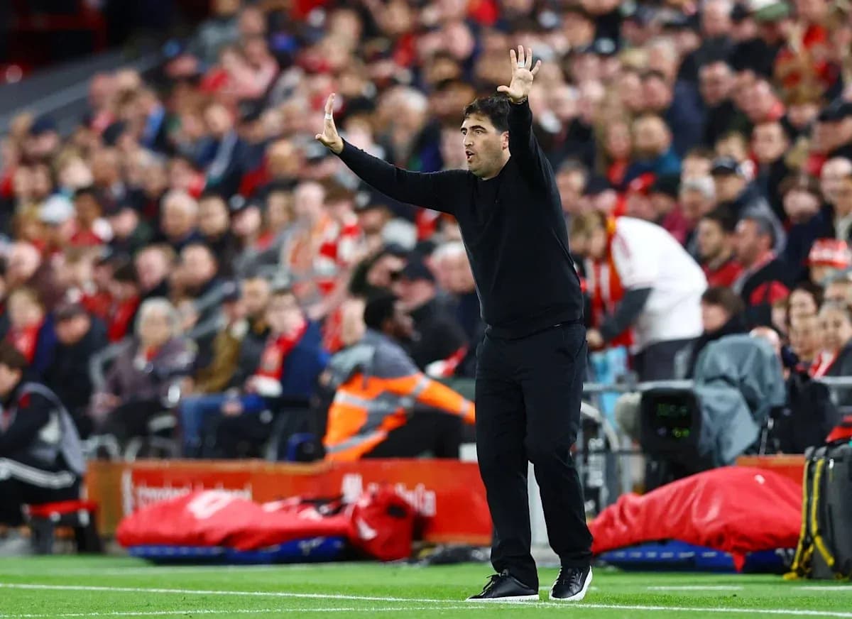 Entrenador dando instrucciones durante un partido