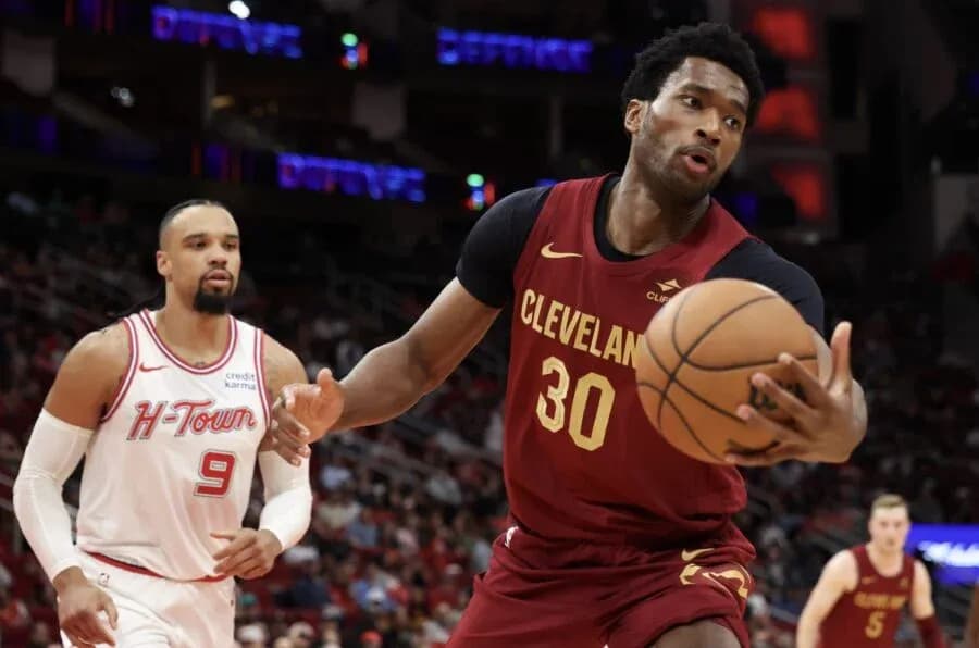 Jugador de Cleveland driblando el balón en partido