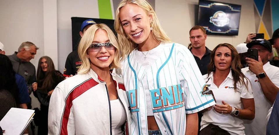 Dos mujeres sonriendo en un evento deportivo