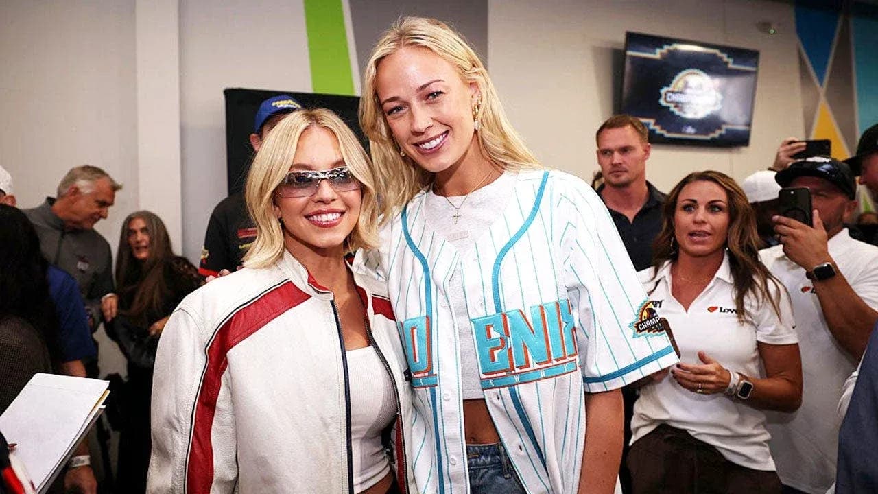 Dos mujeres sonriendo en un evento deportivo