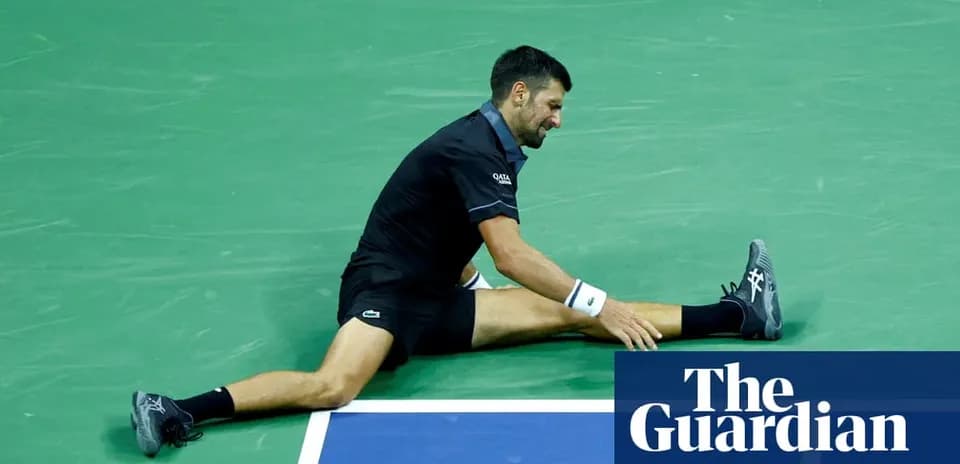 Jugador de tenis en el suelo estirándose durante partido