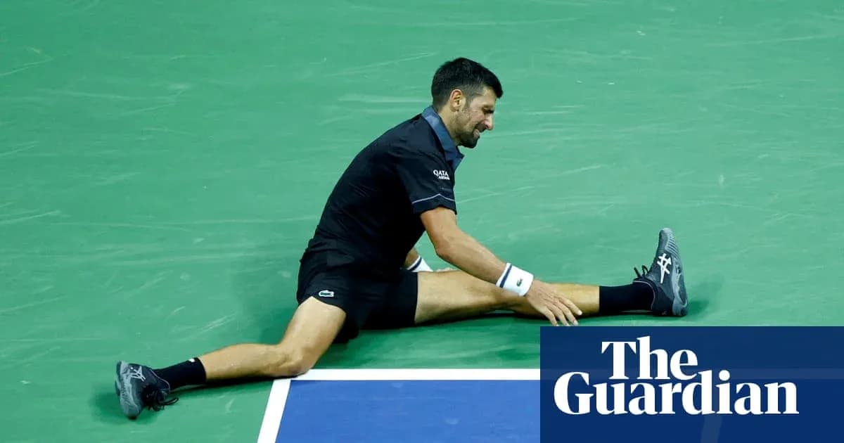Jugador de tenis en el suelo estirándose durante partido