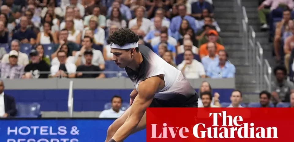 Jugador de tenis sirviendo en un torneo