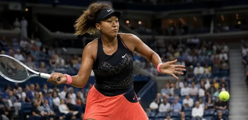 Naomi Osaka golpeando una pelota durante un partido