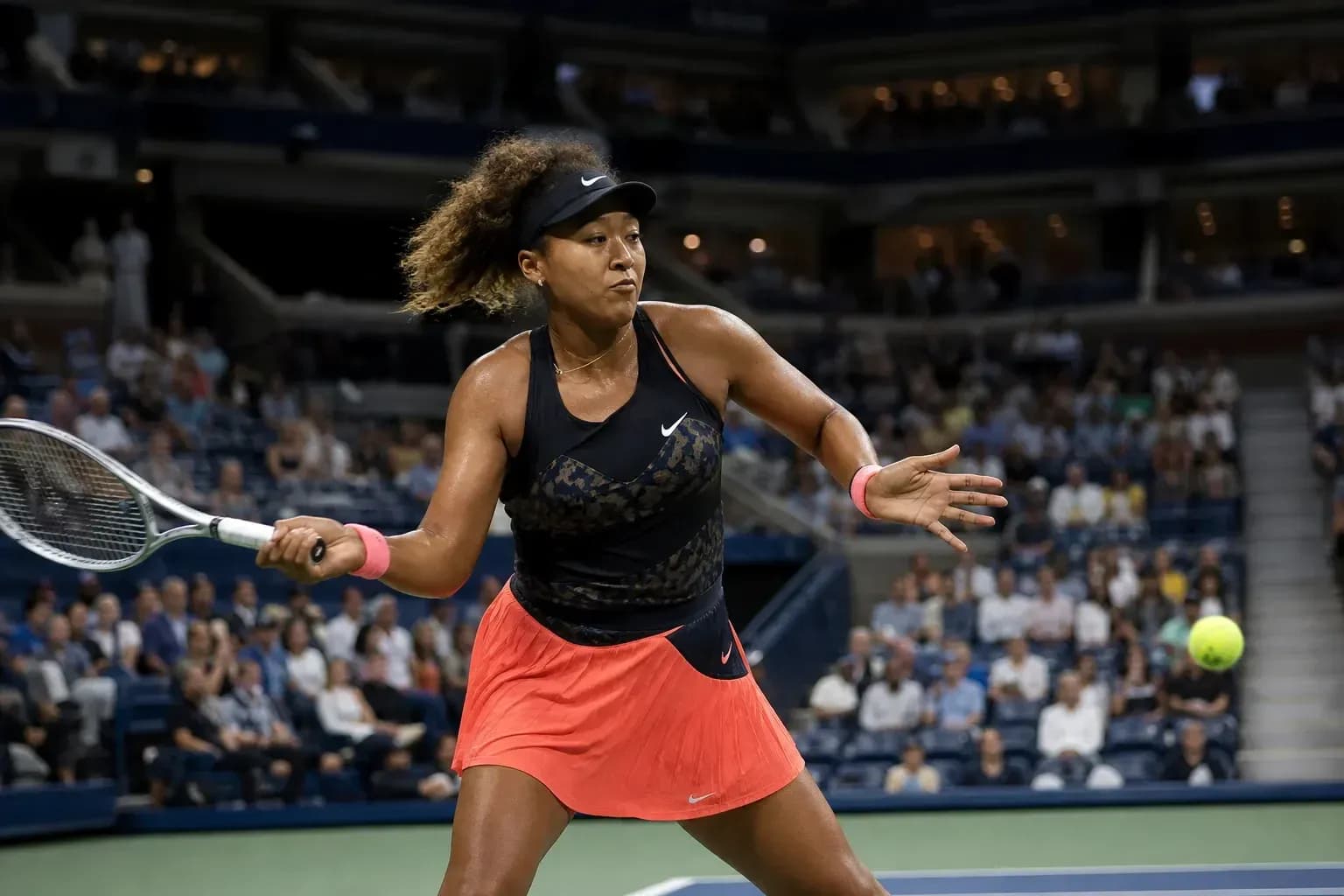 Naomi Osaka golpeando una pelota durante un partido