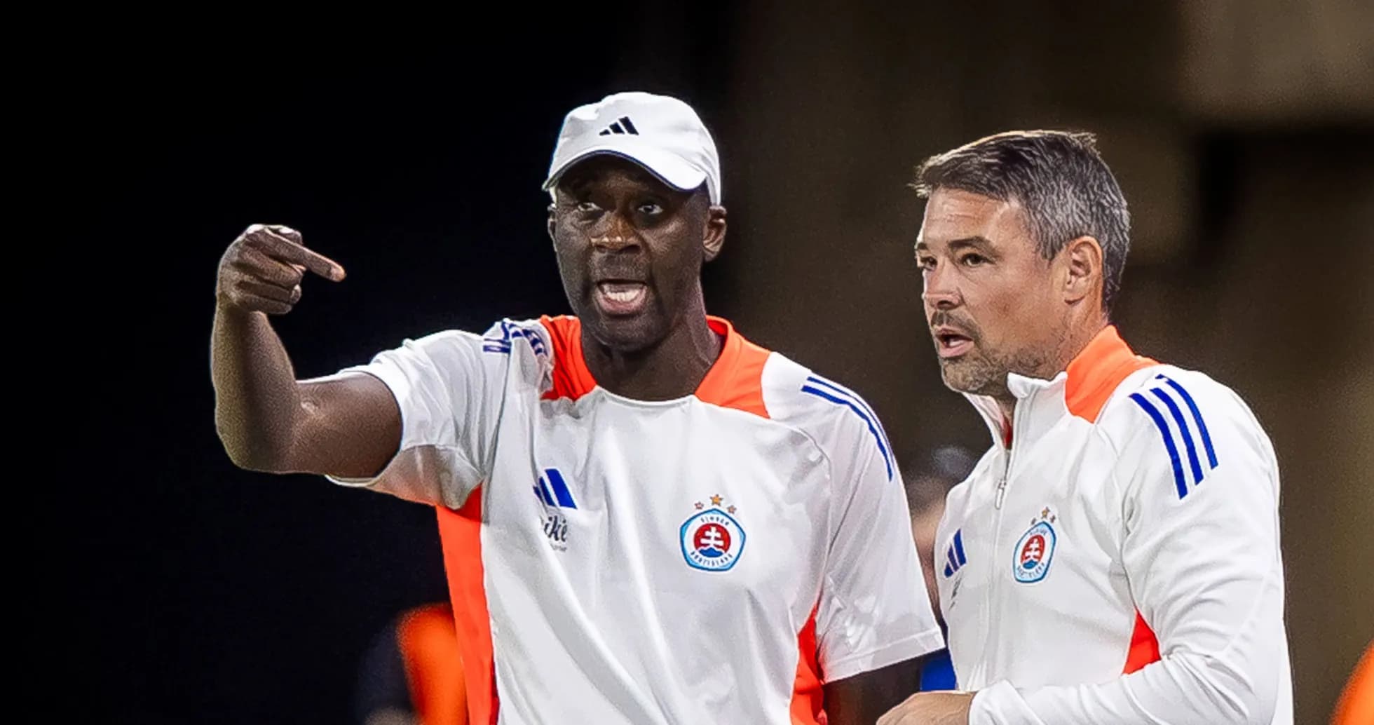 Entrenador dando instrucciones durante el partido