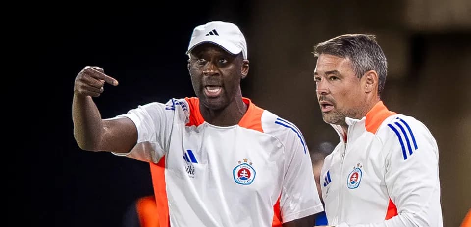 Entrenador dando instrucciones durante el partido