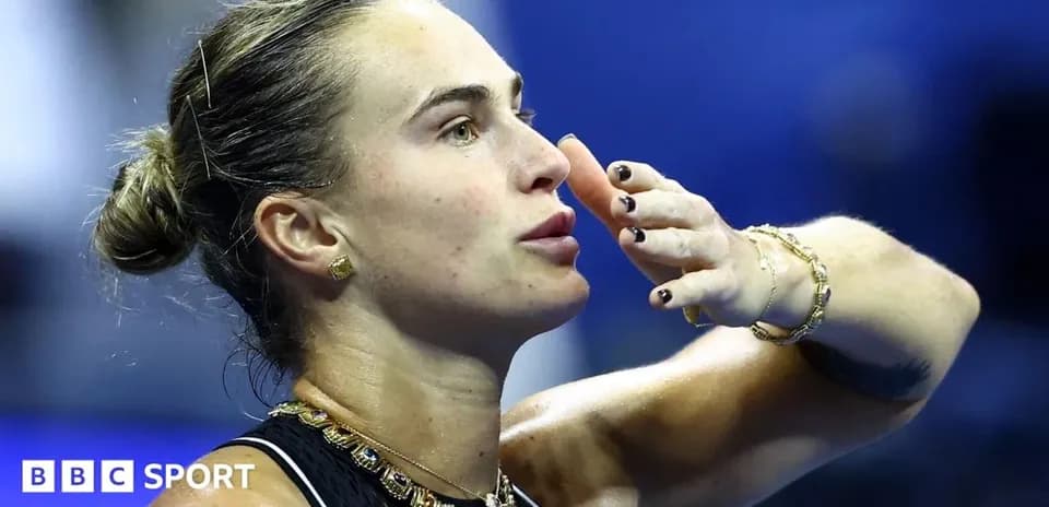 Jugadora de tenis saludando al público después del partido